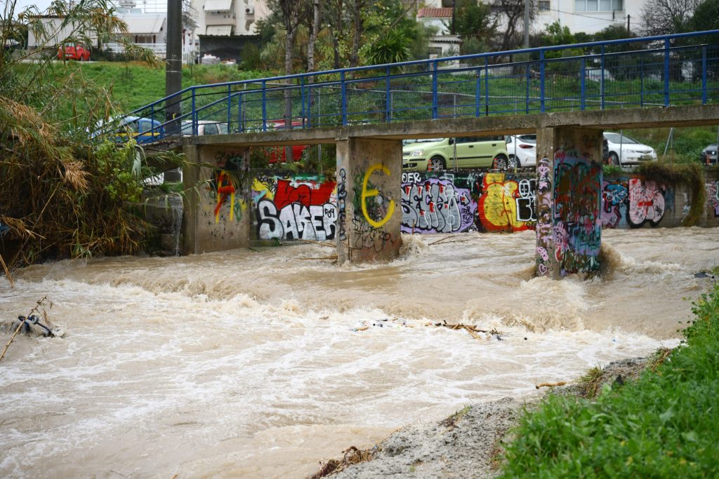 Η Ελλάδα στο έλεος της κακοκαιρίας: Φούσκωσαν Ιλισός και Κηφισός – Εκκενώθηκαν σπίτια στον Άγιο Δημήτριο