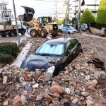 Βροχή μισού έτους έπεσε στην Αττική – Τι λέει ο Λέκκας για τις φονικές πλημμύρες στη Γλυφάδα, πώς οι δρόμοι μετατράπηκαν σε «παγίδες»