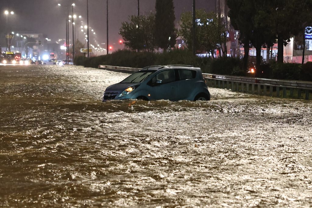 Στο έλεος της κακοκαιρίας η Αττική: Χάος στους δρόμους, εγκλωβίστηκαν οδηγοί πλημμύρισαν αυτοκίνητα – Live όλες οι εξελίξεις