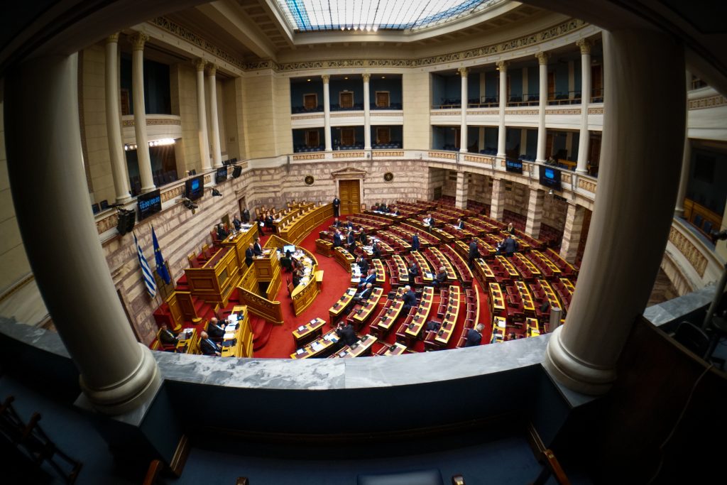 Ένταση στη Βουλή για το αγροτικό – Διακοπή συνεδρίασης και σφοδρή κριτική σε Κακλαμάνη από αντιπολίτευση