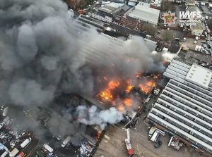 Μεγάλη φωτιά σε εργοστάσιο στη Βρετανία – Επιχειρούν πάνω από 100 πυροσβέστες