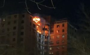 Νέα Υόρκη: Στις φλόγες πολυκατοικία στο Μπρονξ – Φόβοι για νεκρούς (video)