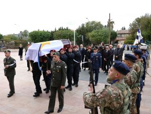 Κύπρος: Με τιμές αρχηγού Κράτους κηδεύτηκε ο Γιώργος Βασιλείου – Παρούσα η τουρκοκυπριακή ηγεσία