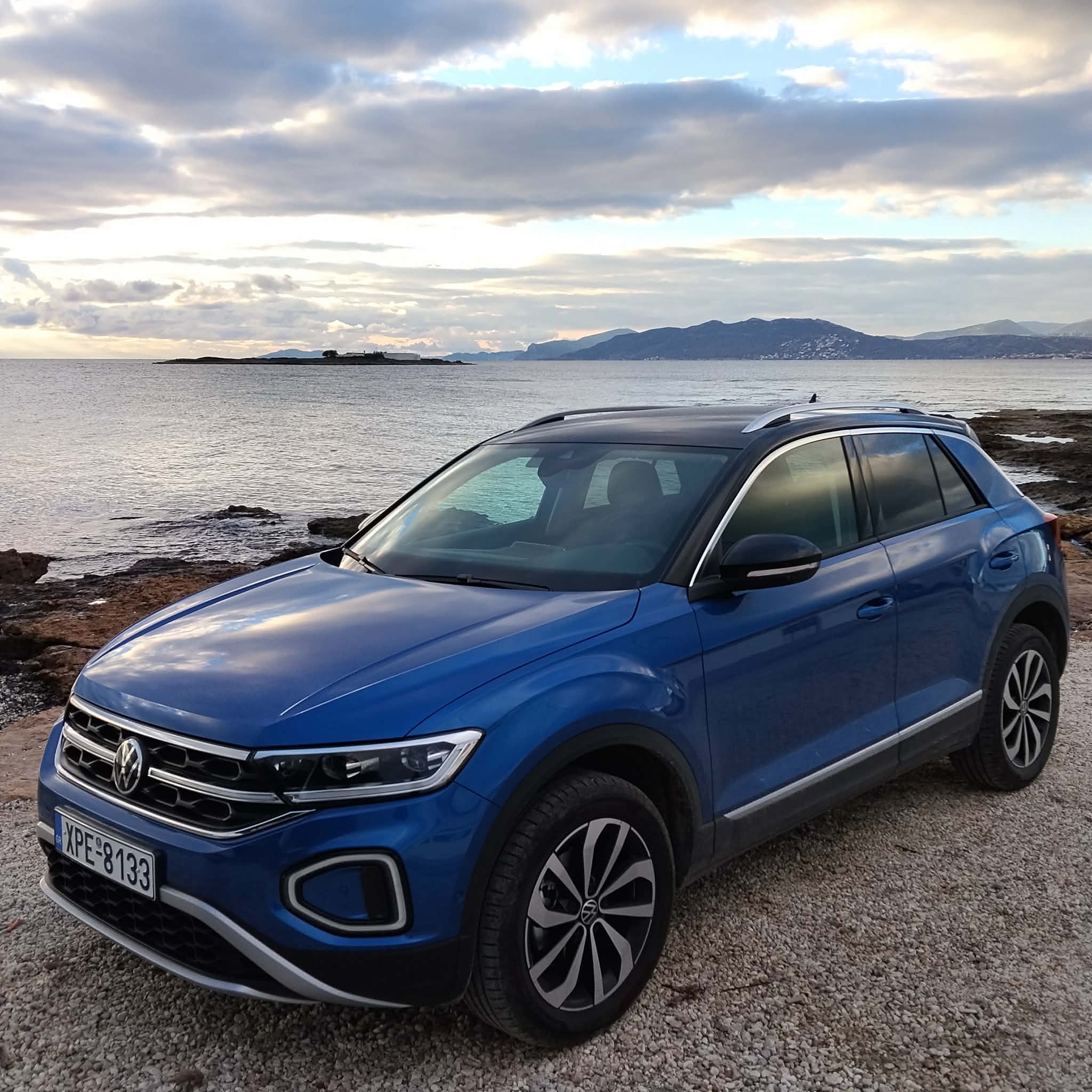 Volkswagen T-Roc: &Chi;&tau;ί&zeta;&epsilon;&iota; &tau;&omicron; &delta;&iota;&kappa;ό &tau;&omicron;&upsilon; &kappa;&omicron;&iota;&nu;ό &mu;&epsilon; ά&sigma;&omicron; &sigma;&tau;&omicron; &mu;&alpha;&nu;ί&kappa;&iota;