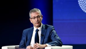 Ο Ισπανός Πάμπλο Ερνάντεθ ντε Κος προκρίνεται ως φαβορί για την προεδρία της ΕΚΤ μετά τη Λαγκάρντ