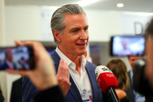 Ο κυβερνήτης της Καλιφόρνιας καλεί τους Ευρωπαίους να «επιβληθούν» στον «αδύναμο» Τραμπ