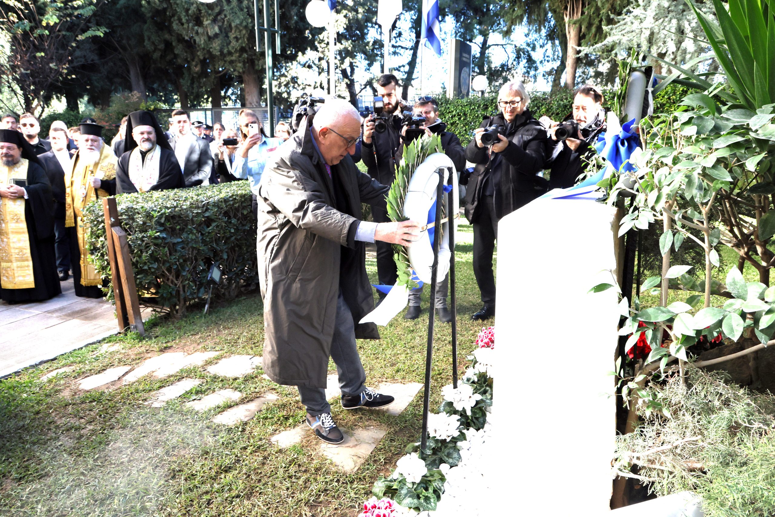 &Sigma;&upsilon;&gamma;&kappa;ί&nu;&eta;&sigma;&eta; &sigma;&tau;&eta;&nu; &Eta;&mu;έ&rho;&alpha; &Mu;&nu;ή&mu;&eta;&sigmaf; &gamma;&iota;&alpha; &tau;&omicron;&upsilon;&sigmaf; &pi;&epsilon;&sigma;ό&nu;&tau;&epsilon;&sigmaf; &tau;&omicron;&upsilon; &Epsilon;&Kappa;&Alpha;&Beta;: &laquo;&Delta;&epsilon;&nu; &epsilon;ί&nu;&alpha;&iota; ό&lambda;&omicron;&iota; &omicron;&iota; ή&rho;&omega;&epsilon;&sigmaf; &alpha;&theta;ά&nu;&alpha;&tau;&omicron;&iota;, &alpha;&lambda;&lambda;ά &epsilon;ί&nu;&alpha;&iota; &alpha;&xi;έ&chi;&alpha;&sigma;&tau;&omicron;&iota;&raquo;