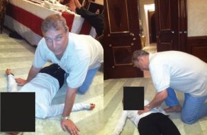 Σκάνδαλο Έπσταϊν – Νέες φωτογραφίες: Ο πρίγκιπας Άντριου σκύβει πάνω από γυναίκα ξαπλωμένη στο πάτωμα