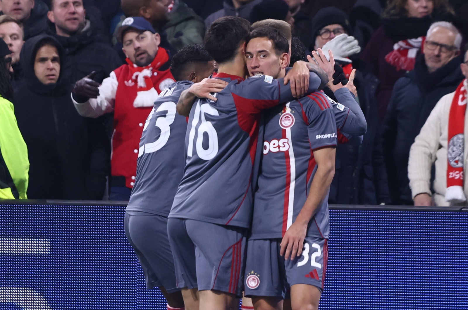 &Eta; &gamma;&kappa;&omicron;&lambda;ά&rho;&alpha; &tau;&omicron;&upsilon; Έ&sigma;&epsilon; &pi;&omicron;&upsilon; &laquo;&pi;ά&gamma;&omega;&sigma;&epsilon;&raquo; &tau;&eta;&nu; Johan Cruyff Arena