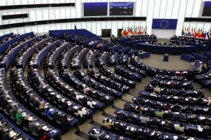 Το Ευρωπαϊκό Κοινοβούλιο «παγώνει» την επικύρωση της εμπορικής συμφωνίας ΕΕ – ΗΠΑ