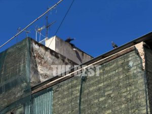 Συναγερμός στην Πάτρα: Γυναίκα απειλεί να πέσει από πολυκατοικία