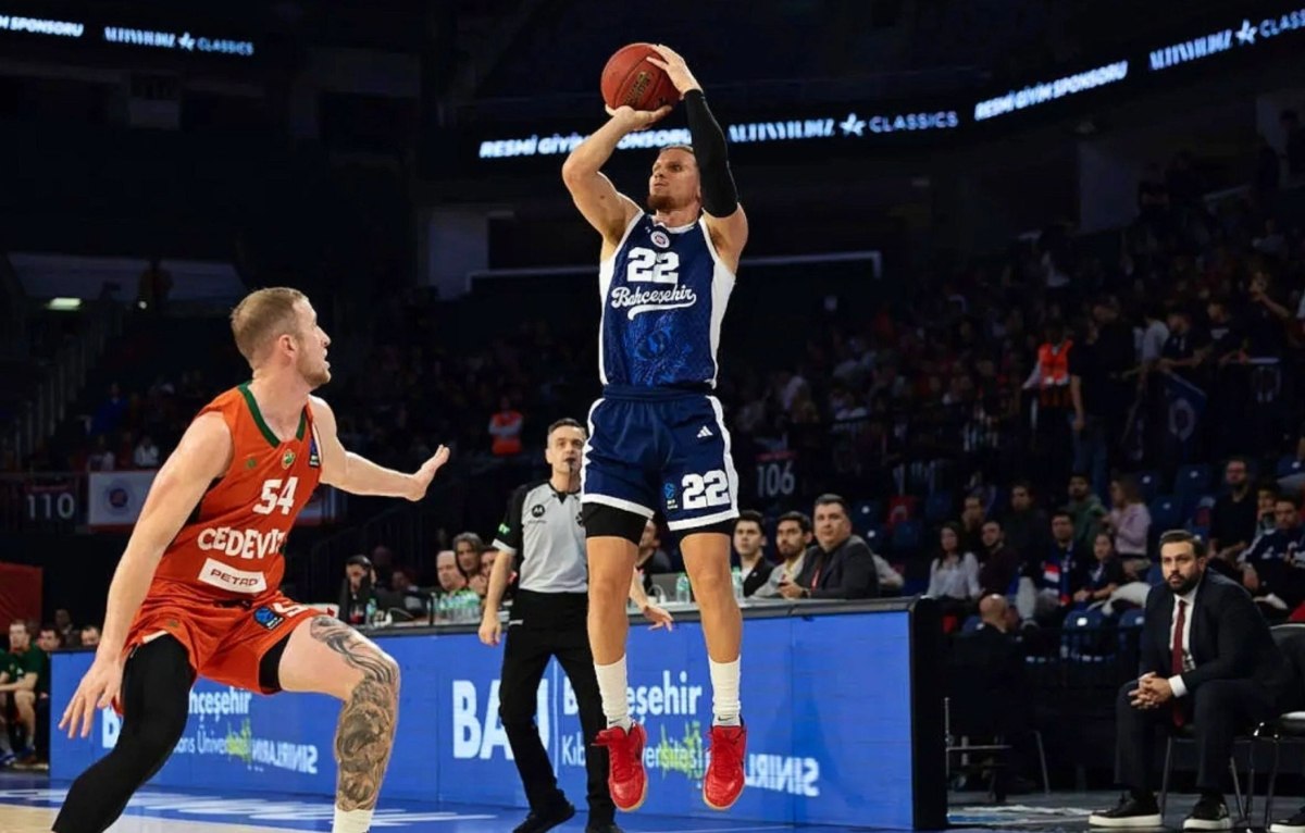 &Omicron; &Phi;&lambda;&iota;&nu; &sigma;&tau;&alpha;&hellip; &chi;έ&rho;&iota;&alpha; &tau;&omicron;&upsilon; &Alpha;&tau;&alpha;&mu;ά&nu;: &Pi;ή&rho;&epsilon; &tau;&omicron;&upsilon;&rho;&kappa;&iota;&kappa;ό &delta;&iota;&alpha;&beta;&alpha;&tau;ή&rho;&iota;&omicron; &omicron; &Alpha;&mu;&epsilon;&rho;&iota;&kappa;&alpha;&nu;ό&sigmaf; (vid)