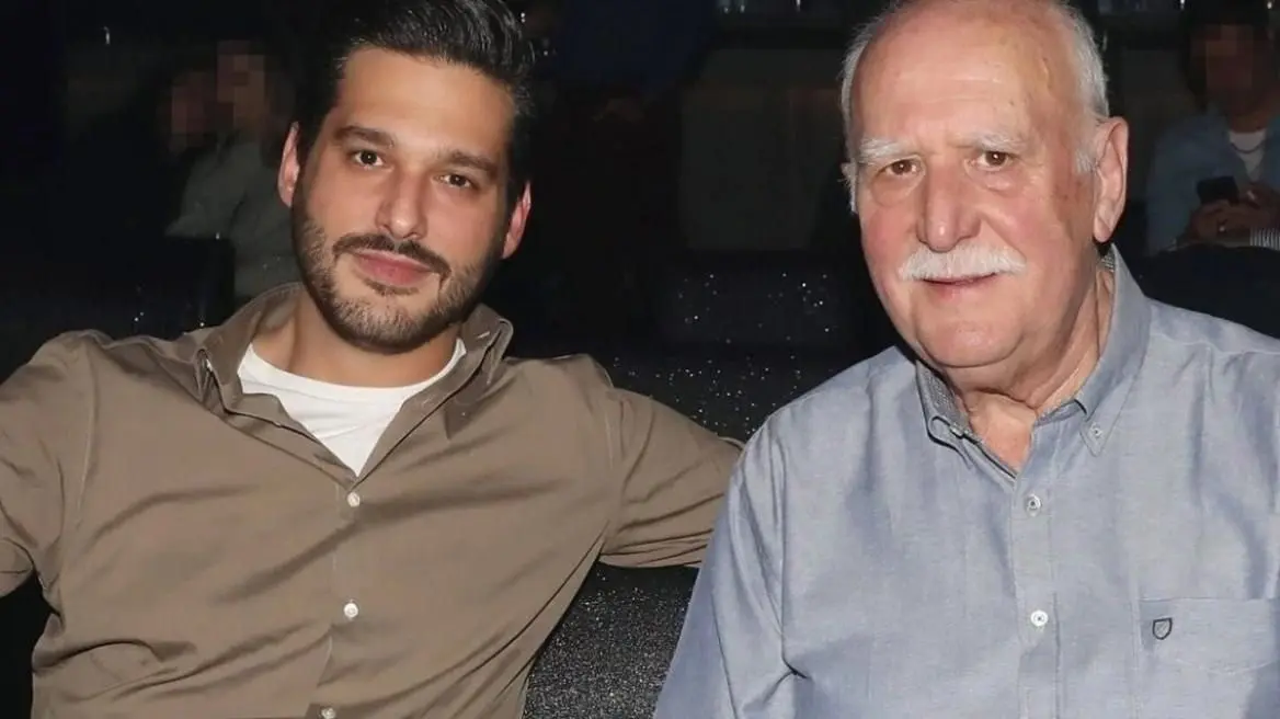 &Phi;&omicron;ί&beta;&omicron;&sigmaf; &Pi;&alpha;&pi;&alpha;&delta;ά&kappa;&eta;&sigmaf;: &Sigma;&upsilon;&gamma;&kappa;ί&nu;&eta;&sigma;&epsilon; &eta; &pi;&rho;ώ&tau;&eta; &alpha;&nu;ά&rho;&tau;&eta;&sigma;&eta; &mu;&epsilon;&tau;ά &tau;&omicron;&nu; &theta;ά&nu;&alpha;&tau;&omicron; &tau;&omicron;&upsilon; &pi;&alpha;&tau;έ&rho;&alpha; &tau;&omicron;&upsilon;, &Gamma;&iota;ώ&rho;&gamma;&omicron;&upsilon; &Pi;&alpha;&pi;&alpha;&delta;ά&kappa;&eta;