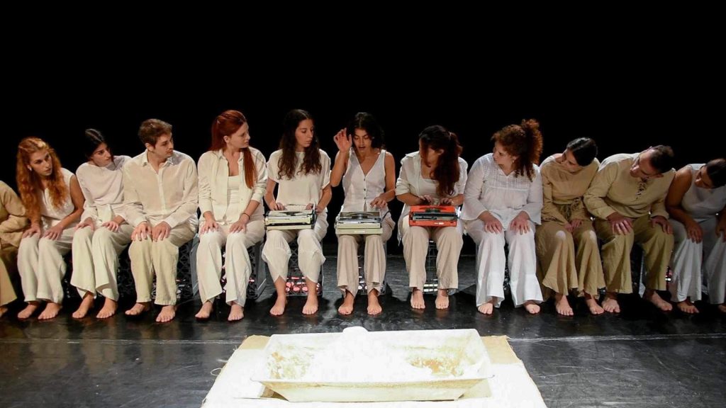 Θοδωρής Αμπαζής: «Η σκηνή γίνεται καθρέφτης για τη συλλογική ευθύνη»