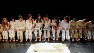 Θοδωρής Αμπαζής: «Η σκηνή γίνεται καθρέφτης για τη συλλογική ευθύνη»