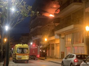 Υπό έλεγχο φωτιά σε πολυκατοικία στην Αλεξάνδρεια Ημαθίας – Προκάλεσε ζημιές σε διαμερίσματα