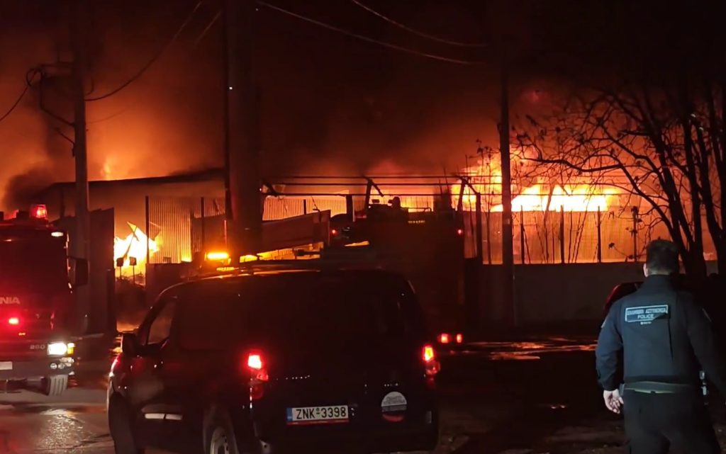 Μεγάλη φωτιά σε εργοστάσιο πλαστικών στο Μενίδι: Στάλθηκε μήνυμα από το 112 – Προκλήθηκαν εκρήξεις