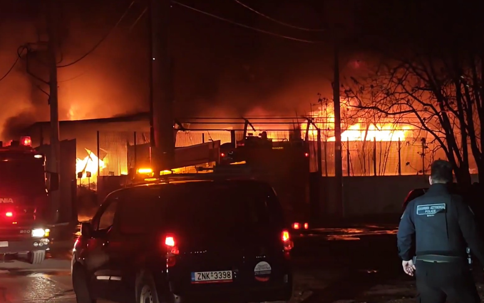 &Mu;&epsilon;&gamma;ά&lambda;&eta; &phi;&omega;&tau;&iota;ά &sigma;&epsilon; &epsilon;&rho;&gamma;&omicron;&sigma;&tau;ά&sigma;&iota;&omicron; &pi;&lambda;&alpha;&sigma;&tau;&iota;&kappa;ώ&nu; &sigma;&tau;&omicron; &Mu;&epsilon;&nu;ί&delta;&iota;: &Sigma;&tau;ά&lambda;&theta;&eta;&kappa;&epsilon; &mu;ή&nu;&upsilon;&mu;&alpha; &alpha;&pi;ό &tau;&omicron; 112