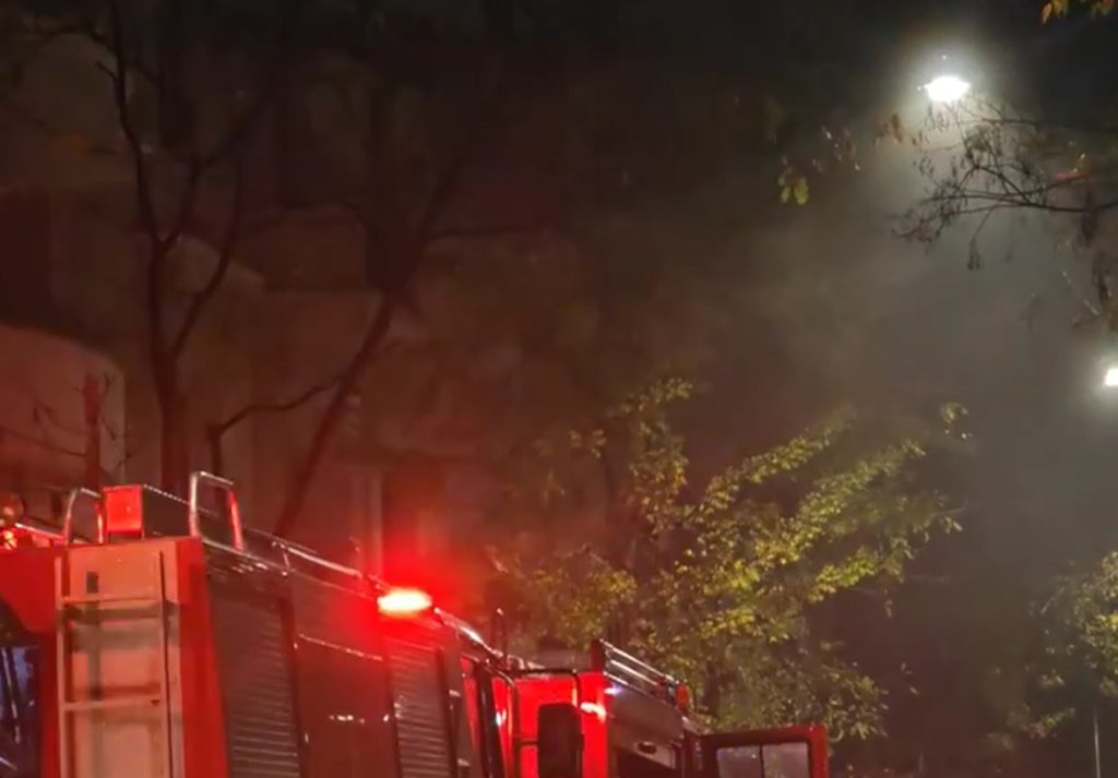 Φωτιά σε κτίριο της Προεδρίας της Δημοκρατίας στη Βασιλέως Γεωργίου – Έκλεισε ο δρόμος (video)