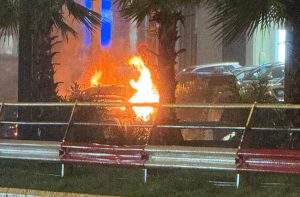 Όχημα τυλίχθηκε στις φλόγες στον παράδρομο της λεωφόρου Συγγρού (video)