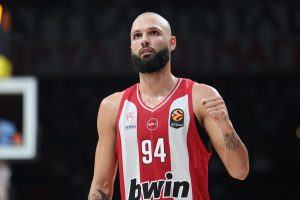 Από το παρκέ… στη σχάρα: Η απορία του Φουρνιέ για τα παϊδάκια του Πειραιά