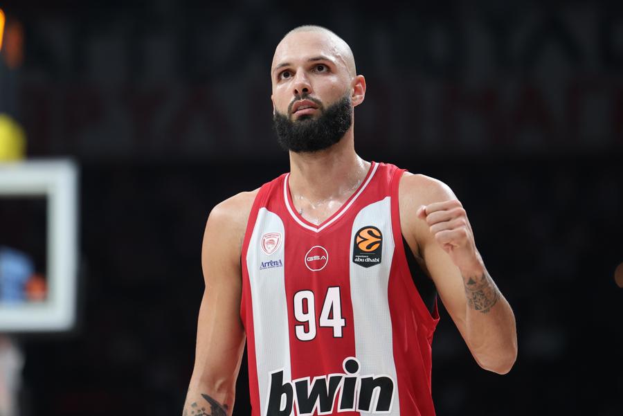 Από το παρκέ… στη σχάρα: Η απορία του Φουρνιέ για τα παϊδάκια του Πειραιά