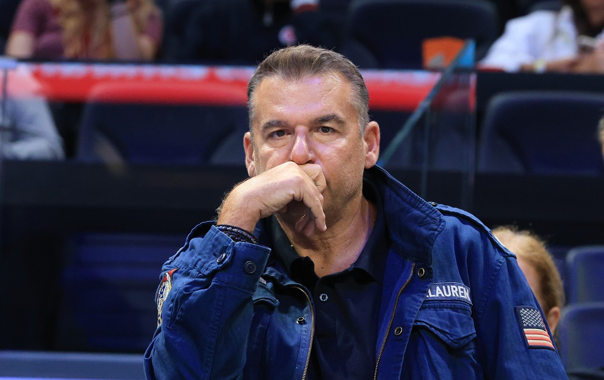 &Sigma;&tau;&omicron; &nu;&omicron;&sigma;&omicron;&kappa;&omicron;&mu;&epsilon;ί&omicron; &alpha;&nu;&tau;ί &sigma;&tau;&omicron; &sigma;&tau;&omicron;ύ&nu;&tau;&iota;&omicron; &tau;&eta;&sigmaf; &epsilon;&kappa;&pi;&omicron;&mu;&pi;ή&sigmaf; &tau;&omicron;&upsilon; &omicron; &Gamma;&iota;ώ&rho;&gamma;&omicron;&sigmaf; &Lambda;&iota;ά&gamma;&kappa;&alpha;&sigmaf; &ndash; &Tau;&iota; &sigma;&upsilon;&nu;έ&beta;&eta; &sigma;&tau;&omicron;&nu; &pi;&alpha;&rho;&omicron;&upsilon;&sigma;&iota;&alpha;&sigma;&tau;ή