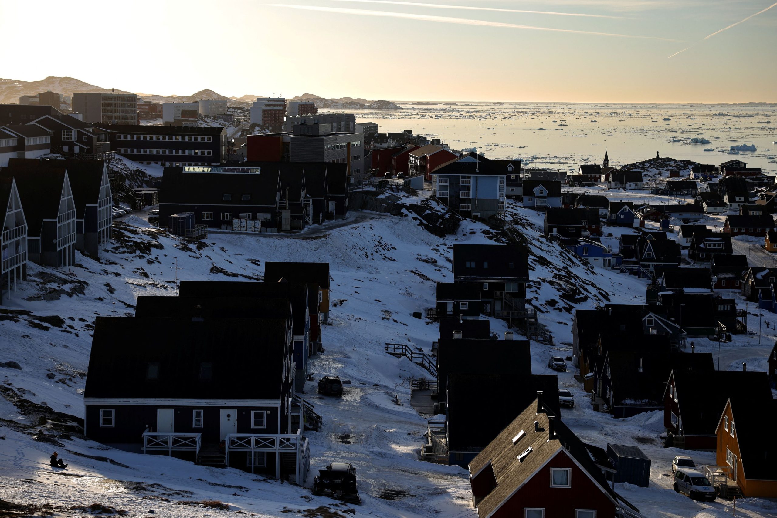 Οργή για Γερμανό κωμικό που πήγε να υψώσει αμερικανική σημαία στη Γροιλανδία