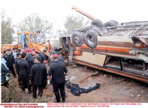 Η κατάρα του ΠΑΟΚ να θρηνεί τα παιδιά του στην άσφαλτο – Οι 6 νεκροί στα Τέμπη το 1999 και το πανό που βάφτηκε με αίμα