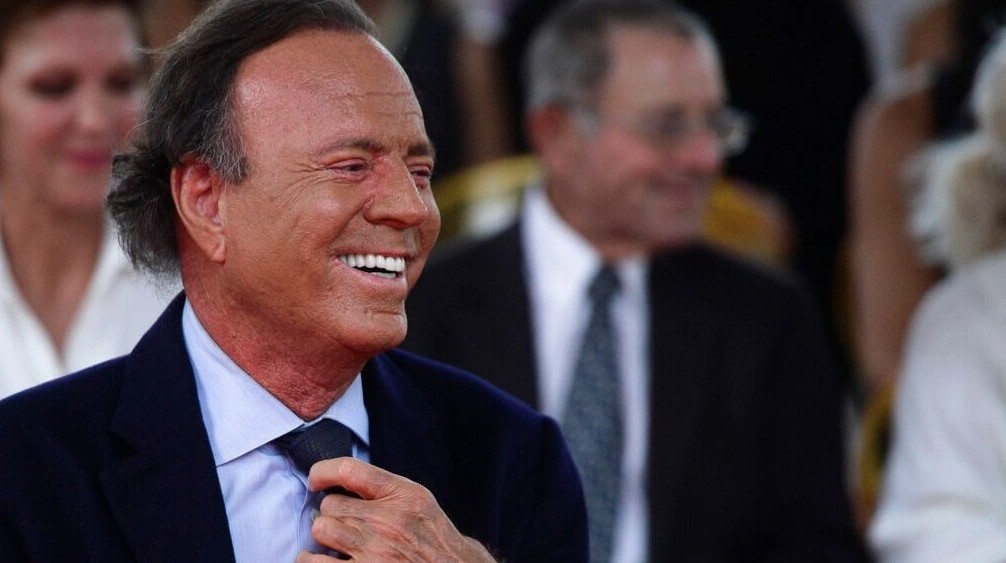 Ισπανία: Δύο πρώην υπάλληλοι του Χούλιο Ιγκλέσιας τον κατηγορούν για βιασμούς και σεξουαλικές επιθέσεις