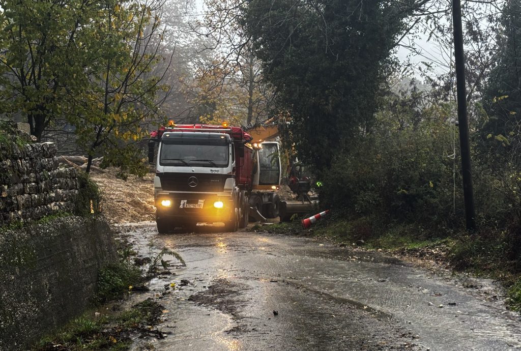 Η κακοκαιρία δείχνει τα «δόντια» της στην Ήπειρο: Υπερχειλίσεις ποταμών, κατολισθήσεις και μπλακ άουτ