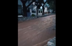 Κακοκαιρία στην Ύδρα: Ορμητικός χείμαρρος μπροστά από σπίτια – Δείτε το βίντεο