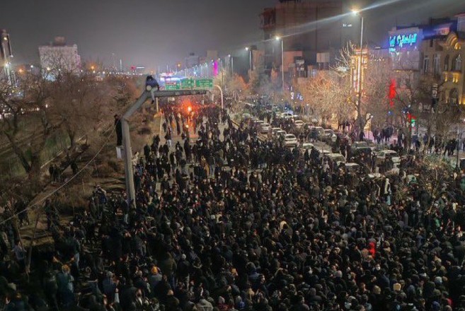 Φονικές διαδηλώσεις στο Ιράν: Εκτός ελέγχου η κατάσταση – «Κατάληψη» πόλεων και κυβερνητικών κτιρίων