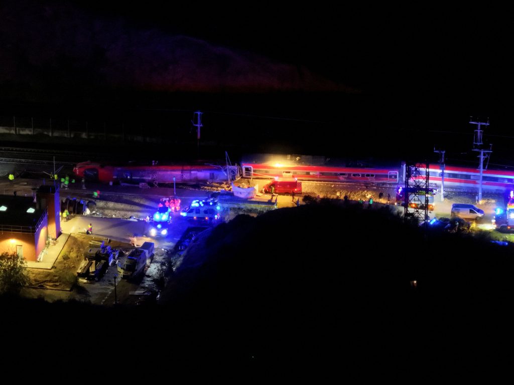 Σιδηροδρομικό δυστύχημα στην Ισπανία: Τουλάχιστον 24 νεκροί και δεκάδες τραυματίες – «Νύχτα φρίκης, τρομερή η σύγκρουση»