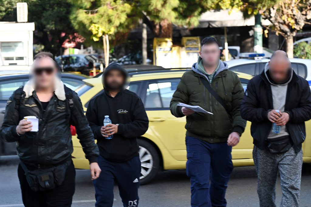 Jacky.O: Η στιγμή που ο δράστης αφήνει τη σακούλα με τη βόμβα στην είσοδο της ντισκοτέκ – Νέα βίντεο