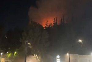 Φωτιά στη Δάφνη κοντά στον σταθμό του μετρό Άγιος Ιωάννης