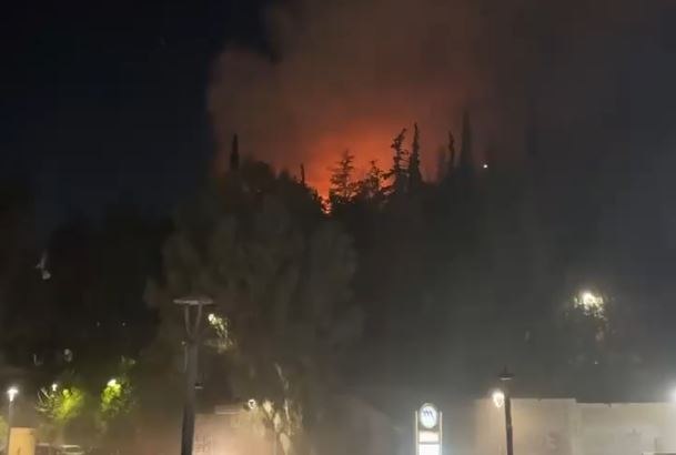 Φωτιά στη Δάφνη κοντά στον σταθμό του μετρό Άγιος Ιωάννης