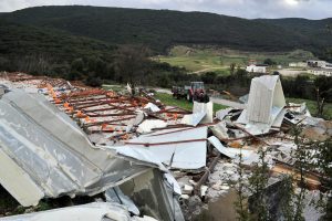 Στο έλεος της κακοκαιρίας η Ελλάδα – Καταστροφές από τους θυελλώδεις ανέμους και τις σφοδρές βροχοπτώσεις
