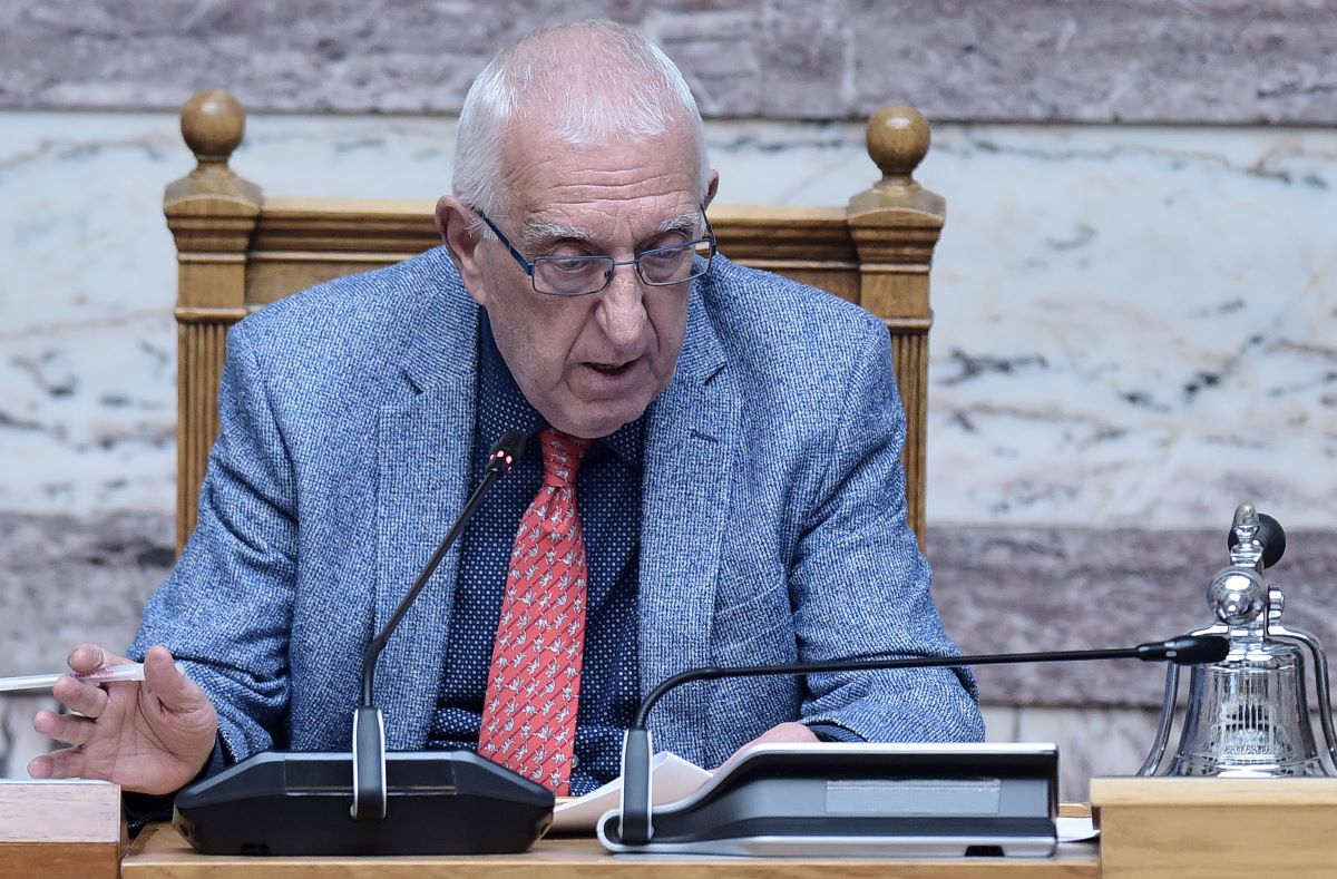 &Kappa;&alpha;&iota;&sigma;&alpha;&rho;&iota;&alpha;&nu;ή &ndash; &Kappa;&alpha;&kappa;&lambda;&alpha;&mu;ά&nu;&eta;&sigmaf; &gamma;&iota;&alpha; &phi;&omega;&tau;&omicron;&gamma;&rho;&alpha;&phi;ί&epsilon;&sigmaf;: &laquo;&Alpha;&nu; &delta;&epsilon;&nu; &upsilon;&pi;ά&rho;&chi;&omicron;&upsilon;&nu; &kappa;&omega;&lambda;ύ&mu;&alpha;&tau;&alpha;, &eta; &Beta;&omicron;&upsilon;&lambda;ή &theta;&alpha; &pi;&rho;&omicron;&sigma;&pi;&alpha;&theta;ή&sigma;&epsilon;&iota; &nu;&alpha; &tau;&iota;&sigmaf; &pi;ά&rho;&epsilon;&iota;&raquo;