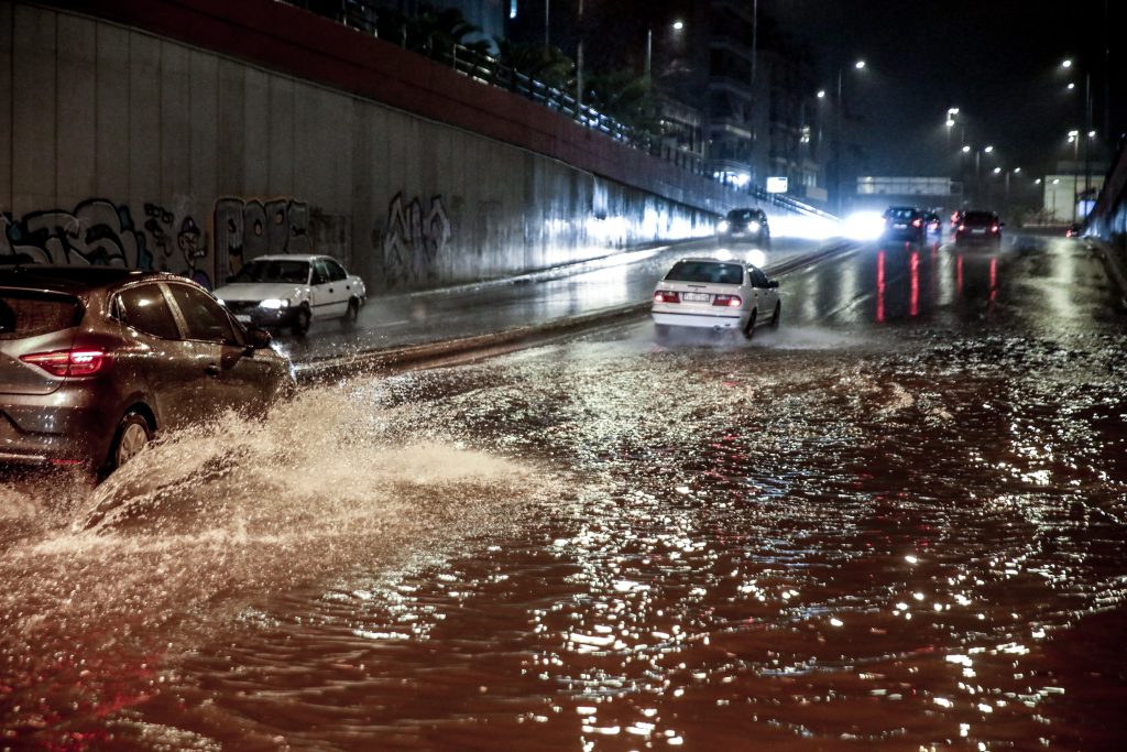 Νεκρή γυναίκα από την κακοκαιρία στην Γλυφάδα: Εικόνες χάους και καταστροφές στην Αττική