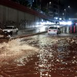 Νεκρή γυναίκα από την κακοκαιρία στην Γλυφάδα: Εικόνες χάους και καταστροφές στην Αττική