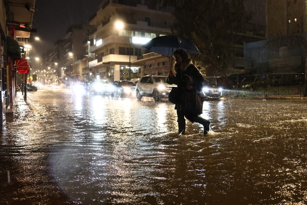 Κακοκαιρία: Δρόμοι «χείμαρροι» από την ισχυρή καταιγίδα, πολλά προβλήματα – Φούσκωσαν ποτάμια και ρέματα στην Αττική