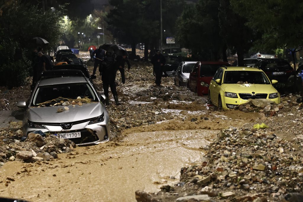 Φονική κακοκαιρία με δυο νεκρούς: Καταστροφές και χάος στην Αττική – Πώς θα κινηθούν τα φαινόμενα