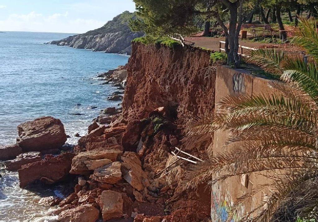 Βάρκιζα: Κατολίσθηση στα Κανάρια μετά τις έντονες βροχοπτώσεις – Αποκλεισμένη η περιοχή