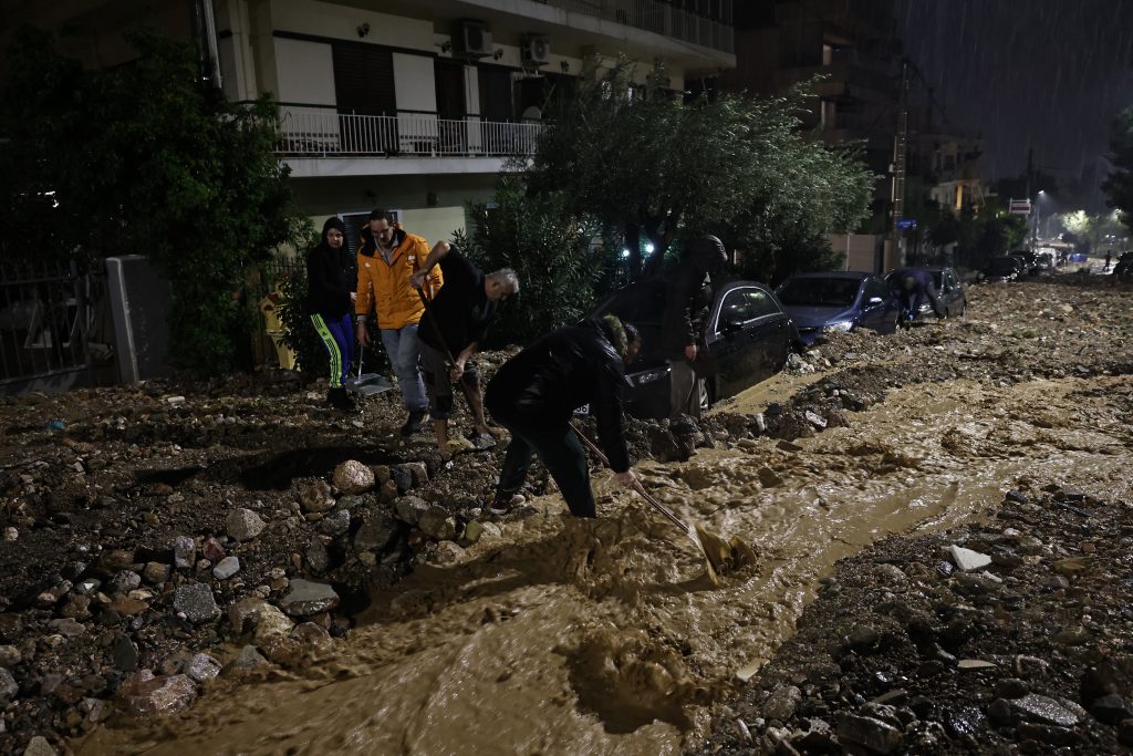 Γλυφάδα, Βάρη και Χολαργός: Σαρωτικό το πέρασμα της κακοκαιρίας, εικόνες καταστροφής
