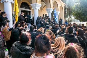 Σε κλίμα οδύνης η κηδεία του 30χρονου που ξυλοκοπήθηκε μέχρι θανάτου έξω από μπαρ στην Πάτρα (video)