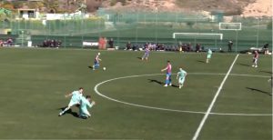 Απίστευτο περιστατικό με τον Γιώργο Κούτσια: Δέχτηκε επίθεση από συμπαίχτη του μέσα στο γήπεδο (βίντεο)