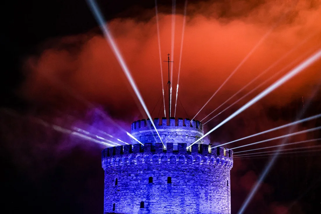 Η Θεσσαλονίκη υποδέχτηκε το 2026 με ένα εντυπωσιακό laser show και χιλιάδες κόσμου στο Λευκό Πύργο