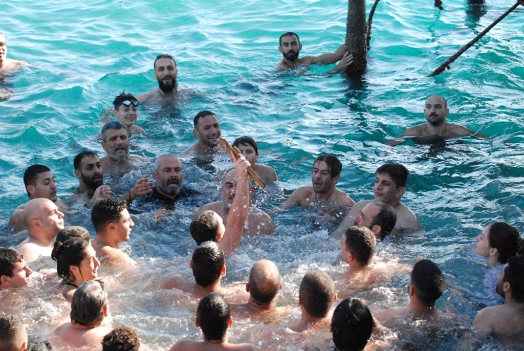 Κύπρος: Βούτηξε στη θάλασσα να πιάσει τον σταυρό και τον πήρε μαζί του φεύγοντας