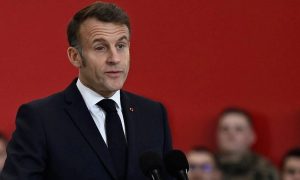 Με πρησμένο, κατακόκκινο μάτι εμφανίστηκε ο Μακρόν – Αιχμηρά σχόλια στο διαδίκτυο